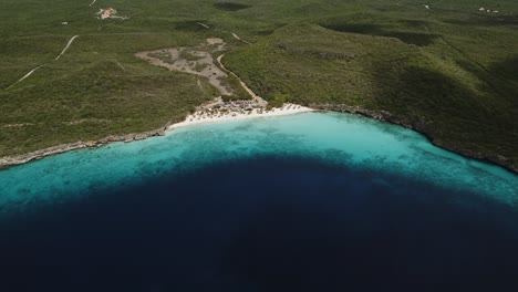 Disparo-De-Drones-De-Gran-Altitud-En-La-Playa-Caribeña-De-Kenepa-En-Curazao
