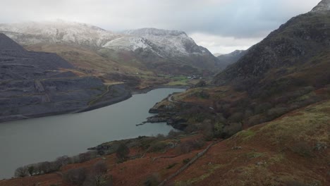 Eine-Wunderschöne-Landschaft-Des-Snowdonia-Nationalparks-Im-Winter-Mit-Einer-Schneedecke-Auf-Den-Gipfeln