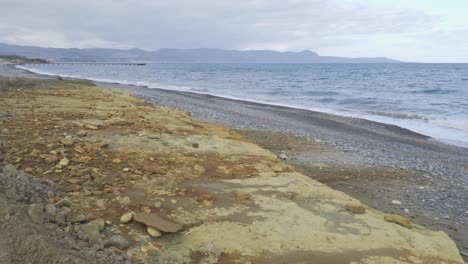 Residuos-Extractivos-Arrastrados-A-Una-Playa-En-Grecia