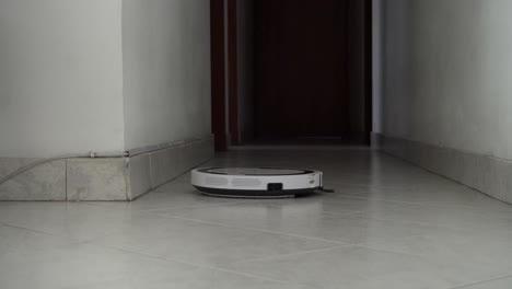 robot-vacuum-cleaner-in-the-living-room