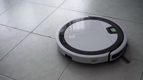robot-vacuum-cleaner-on-the-floor