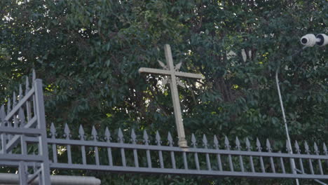 Camera-focusing-onto-crucifix-statue-on-the-outside-of-church-in-America