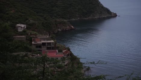 Meereslandschaft-Vor-Einem-Haus-Im-Sommer-In-Kolumbien