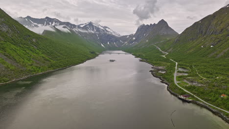 Gryllefjord-Norway-Aerial-V1-Spektakulärer-Blick-Drohne-überführung-Norwegische-Bucht,-Die-Wunderschöne-Bergtäler-Und-Kämme-Und-Die-Ruhe-Der-Küstenumgebung-Einfängt---Aufgenommen-Mit-Mavic-3-Cine---Juni-2022