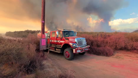 Feuerwehrauto-Beim-Aussteigen-Aus-Einem-Waldbrandgebiet-In-Hemet,-Kalifornien,-USA