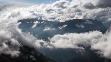 An-Einem-Sonnigen-Tag-Ziehen-Weiße-Wolken-Langsam-über-Die-Berghänge-Der-Norwegischen-Hardangervidda