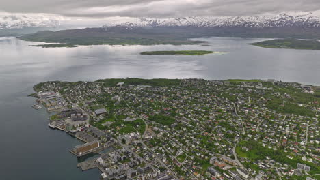 Tromsø-Norway-Aerial-V11-Panorama-View-Drone-Flyover-Bjerkaker-Wohnviertel-An-Der-Südspitze-Der-Insel-Tromsøya,-Umgeben-Von-Fjord-Und-Berglandschaft-–-Aufgenommen-Mit-Mavic-3-Cine-–-Juni-2022