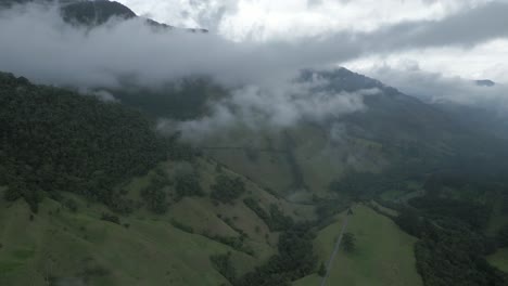 Drone-Aéreo-Volando-Sobre-El-Parque-Nacional-Protegido-Del-Valle-Del-Cocora-Quindio-Colombia