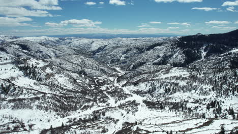 Luftbild-Von-Book-Cliffs,-Western-Colorado,-Schneebedeckte-Landschaft-Am-Hellen-Wintertag