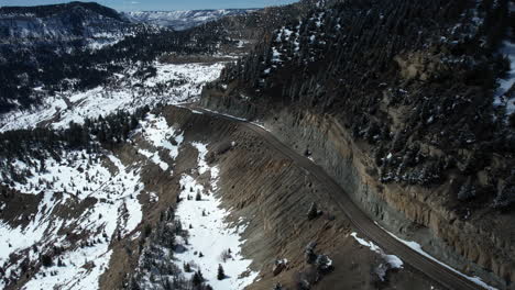 Luftaufnahme-Von-Douglas-Pass,-Colorado-Usa,-Straße-Auf-Landschaftlich-Reizvoller-Straße-An-Einem-Sonnigen-Wintertag