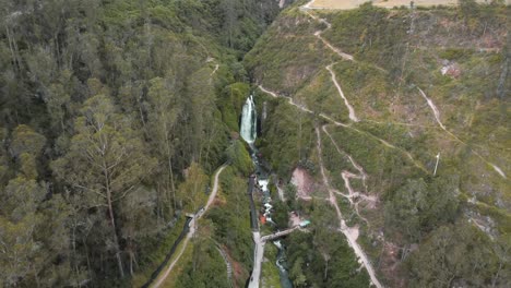Luftaufnahme-Der-Peguche-Wasserfälle-In-Otavalo-Mit-Dolly-Nach-Vorne