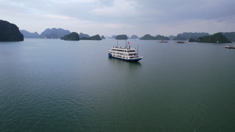 Antenne-Des-Traditionellen-Vietnamesischen-Kreuzfahrtschiffes,-Das-Mit-Touristen-In-Ha-Long-Bay-Vietnam-Reist