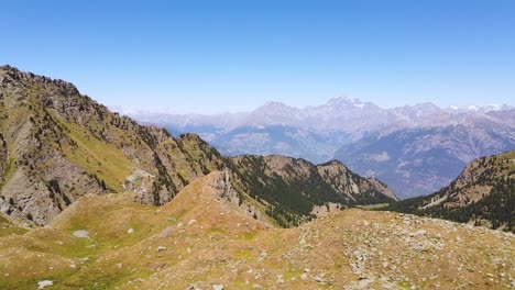 Alpes-Italianos-En-El-Día-De-Otoño-Sin-Nubes,-Vista-Aérea-De-Drones-Con-Movimiento-Hacia-Adelante