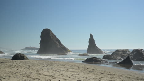 Pintoresca-Playa-De-La-Costa-De-Oregon-Con-Rocas-Y-Pilas-De-Mar