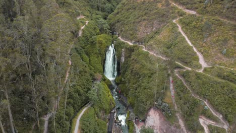 Luftaufnahme-Des-Kaskadierenden-Peguche-wasserfalls-In-Otavalo
