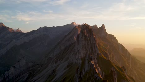 Drone-Volando-Sobre-Excursionista-En-Schafler-Ridge-En-La-Región-Appenzell-De-Los-Alpes-Suizos-En-Suiza-Durante-La-Puesta-De-Sol