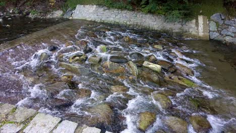 Eine-Statische-Aufnahme-Eines-Flusses,-Der-Morgens-Auf-Dem-Stein-Fließt