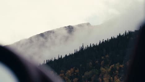 Wolken-Bewegen-Sich-über-Die-Bäume-Im-Wald,-Der-Im-Herbst-An-Den-Berghängen-Wächst
