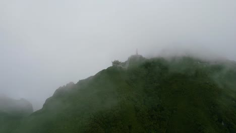 Luftlandschaft-Des-Grünen-Berges-In-Sapa-Vietnam,-Während-Wolken-Und-Nebel-Den-Peek-Lao-Cai-Vietnam-Bedecken