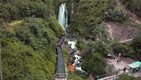 Vista-Aérea-Del-Puente-De-Madera-Que-Conduce-A-Las-Cascadas-De-Peguche-En-Otavalo,-Ecuador