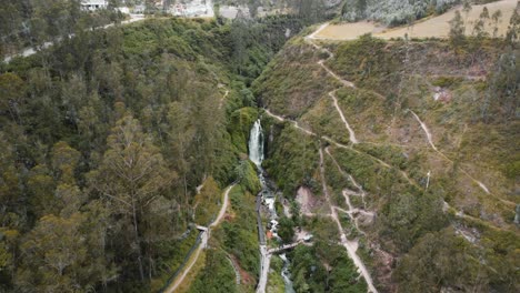 Luftaufnahme-Aus-Dem-Hohen-Winkel-Der-Wasserfälle-Von-Peguche-In-Otavalo