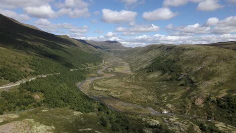 Drone-Captura-Una-Toma-Aérea-Del-Hermoso-Y-Pintoresco-Valle-Noruego-Cerca-Del-Parque-Nacional-De-Rondane