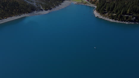Fantastische-Luftaufnahme,-Die-Den-Horizont-Und-Den-Oeschinensee-An-Einem-Sonnigen-Tag-Enthüllt-Und-Das-Türkisfarbene-Wasser-Schätzt