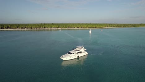 Luftaufnahme-Von-Einem-Luxusboot-An-Der-Küste-Der-Republika-Dominicana---Zurückziehen,-Drohnenaufnahme