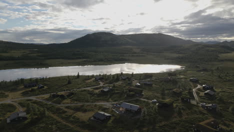 Drohne-Aufgenommen-Gegen-Den-Uhrzeigersinn-Des-Sees-Im-Venabygdsfjellet,-In-Der-Nähe-Des-Rondane-Nationalparks,-Norwegen