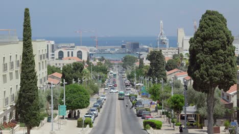 Cars-running-and-people-walking-in-German-Colony,-Haifa,-Israel
