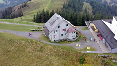 Antiguo-Restaurante-Lodge-En-La-Parte-Superior-De-La-Montaña-Kronberg-En-Appenzell-Suiza