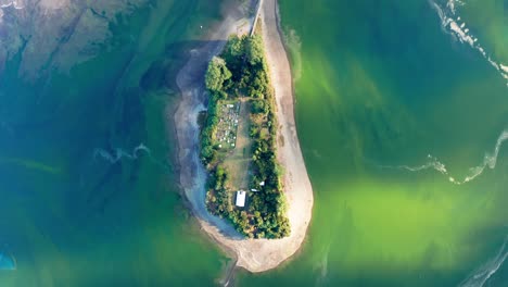 Luftaufnahme-Aus-Der-Vogelperspektive-über-Die-Insel-Aucar,-Die-Durch-Einen-Holzsteg-Mit-Der-Insel-Chiloe-Verbunden-Ist