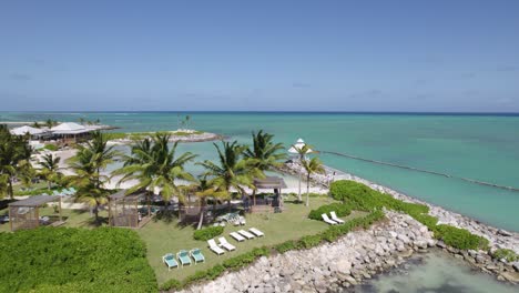 Vista-Aérea-Sobre-Una-Playa-Paradisíaca-Vacía-Y-Mar-Poco-Profundo-En-Punta-Cana,-República-Dominicana