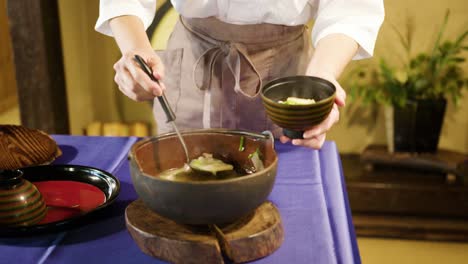 Frau-In-Traditioneller-Japanischer-Kleidung,-Die-Miso-Suppe-Serviert