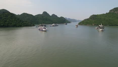 Luftbild-Des-Massentourismus-In-Ha-Long-Bay-Vietnam-Mit-Kreuzfahrtschiffen,-Die-Touristen-Am-Frühen-Morgen-Befördern
