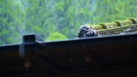 Regen-Fällt-Auf-Moosbedecktes-Traditionelles-Japanisches-Dach