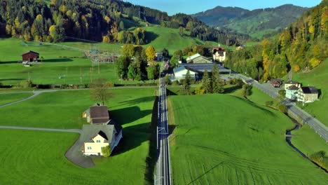 Pequeño-Tren-Atravesando-Las-Montañas-Suizas-En-Appenzell-Kronberg-Jakobsbad-Suiza