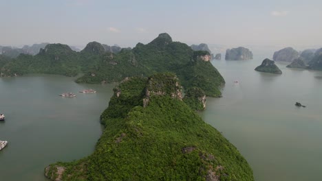 Luftlandschaft-Aus-Großen-Kalksteinfelsen-In-Ha-Long-Bay-Vietnam-Bei-Sonnenaufgang,-Umgeben-Von-Trübem-Wasser