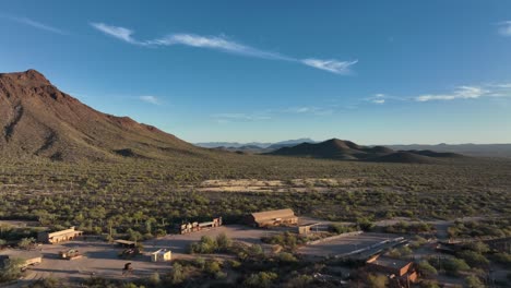 Vista-Aérea-Del-Pueblo-De-Sedona-Con-Montañas-Del-Desierto-En-Arizona