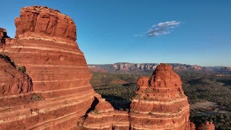 Fly-Away-At-Weathered-Red-Bell-Rock-In-Sedona,-Arizona,-USA