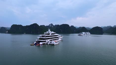 Antenne-Der-Luxus-Megayacht,-Die-Bei-Sonnenuntergang-In-Ha-Long-Bay-Vietnam-Verankert-Ist