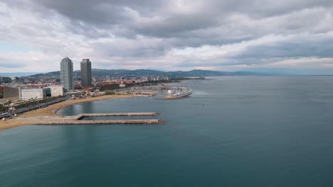 Weitwinkel-Panorama-Luftaufnahme-Der-Küste-Von-Barcelona