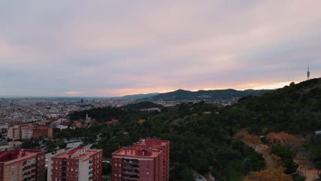 Luftaufnahme-Des-Sonnenuntergangs-Der-Stadt-Barcelona-Vom-Berg-Mirador-Montjuic