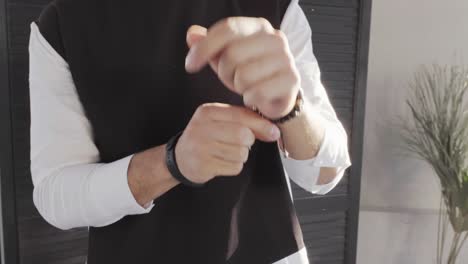 Der-Mann-Trägt-Ein-Modisches-Handgefertigtes-Armband,-Legt-Es-Auf-Die-Hand-Und-Passt-Es-An