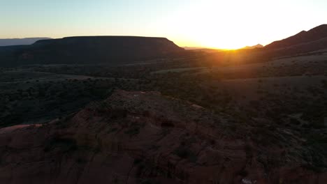 Luz-Solar-Espectacular-Sobre-Caminatas-De-Montaña-Durante-La-Puesta-De-Sol-En-Sedona,-Arizona
