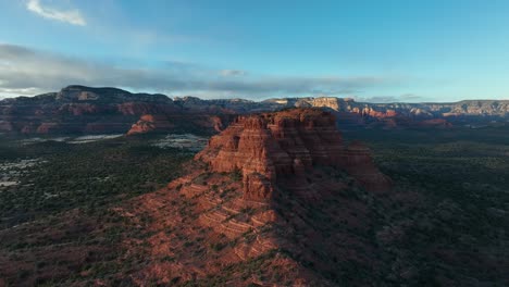 Impresionante-Paisaje-De-Montañas-De-Roca-Roja-Desgastada-En-Sedona,-Arizona