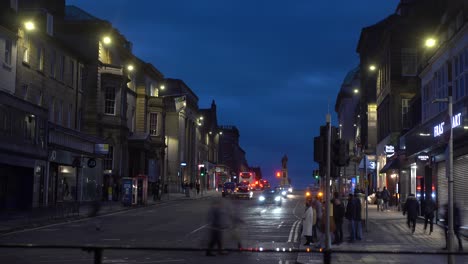 4k-Stilisierter-Zeitraffer-Einer-Belebten-Straßenkreuzung-In-Der-Abenddämmerung-In-Edinburgh-In-Schottland-Im-Vereinigten-Königreich-Mit-Vorbeifahrenden-Autos-Und-Passanten