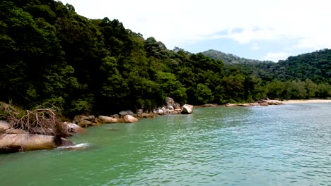 Malerische-Küste-Und-üppiger-Dschungel-Im-Nationalpark-Penang,-Malaysia---Drohnenaufnahme