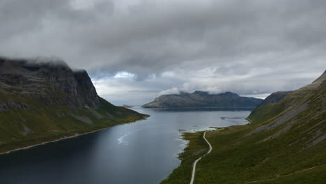 Majestuosa-Vista-Aérea-De-Drones-Del-Vasto-Fiordo-Grotfjord,-Hiperlapso,-Kvaloya,-Noruega