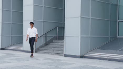 Heldenhafter-Spaziergang-Von-Der-Unternehmenszentrale-Durch-Einen-Srilankischen-Jugendpraktikanten